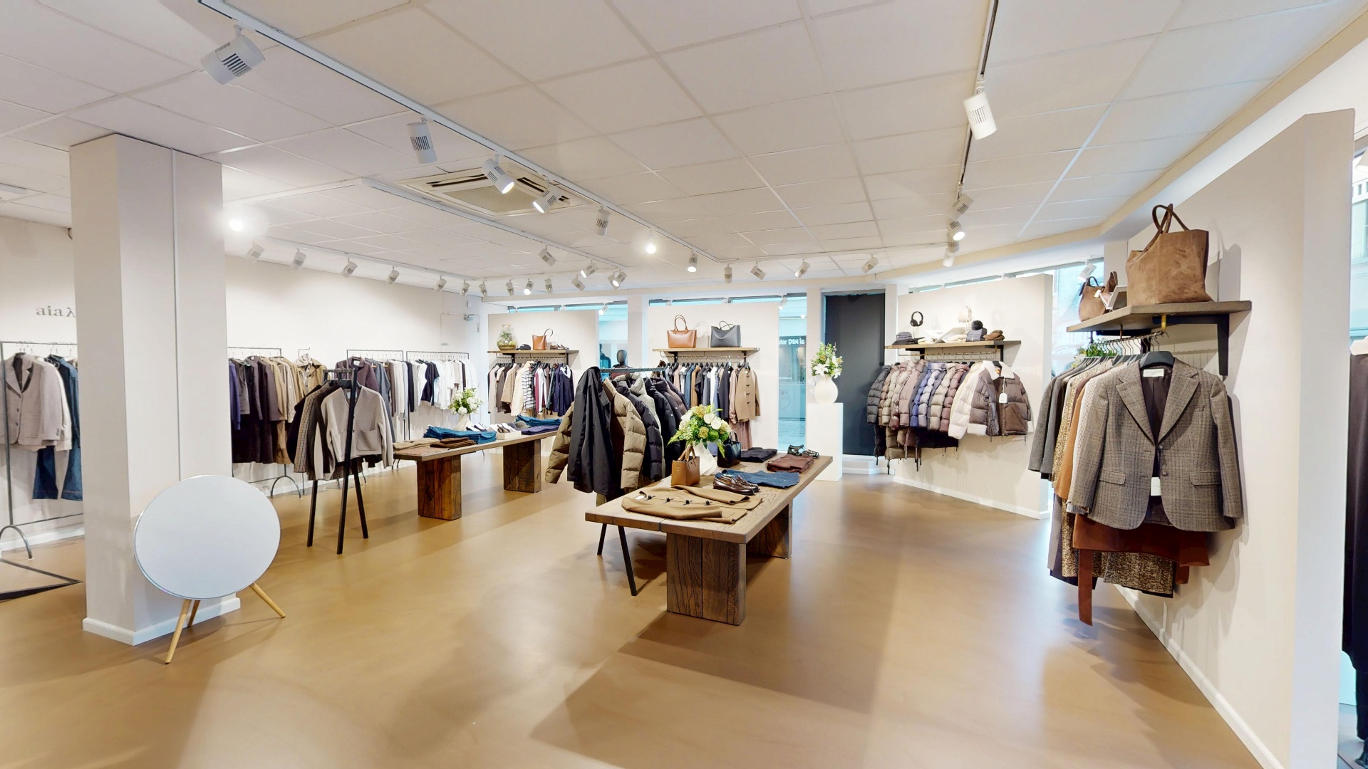 360° virtuel rundvisning af lyst showroom med tøj og accessories